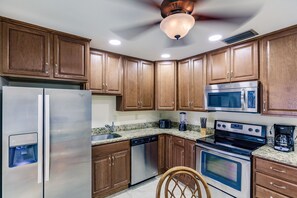 Fridge, microwave, oven, stovetop - Twin house shared pool 2 King bedrooms, 1 sofa sleeps 8 (Cape Coral)