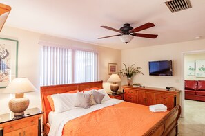 2 bedrooms, iron/ironing board, free WiFi, bed sheets - Twin house shared pool 2 King bedrooms, 1 sofa sleeps 8 (Cape Coral)