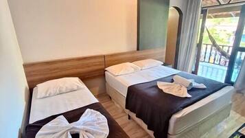 Quarto triplo superior | Frigobar, Wi-Fi de cortesia