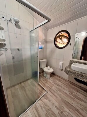 Superior Quadruple Room | Bathroom | Shower, towels - Pousada Estrela Dalva (Penha)