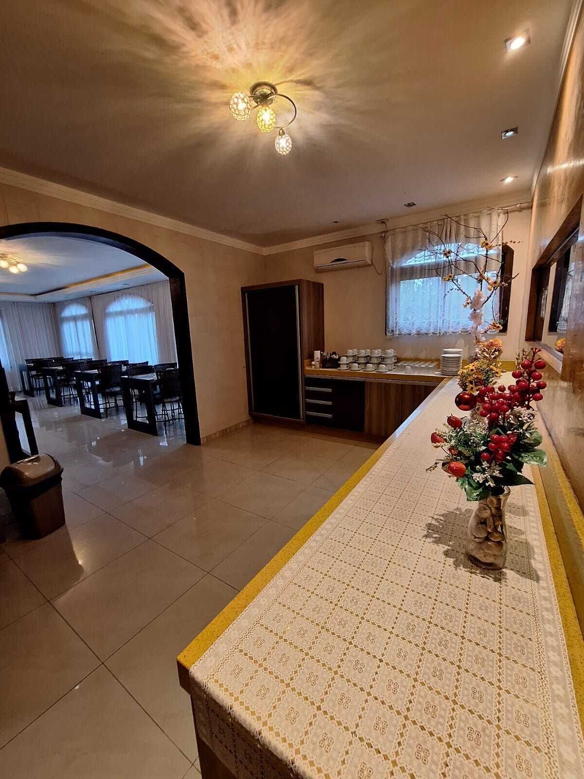 Una habitación de hotel con comedor, cocina y pasillo.