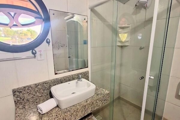 Quarto triplo superior | Banheiro | Chuveiro, toalhas de banho