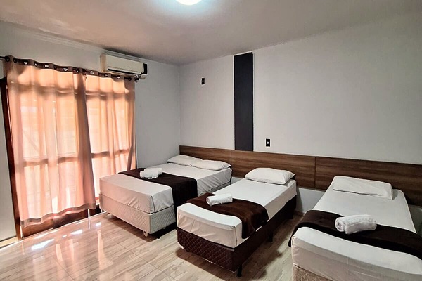 Quarto quádruplo superior | Frigobar, Wi-Fi de cortesia