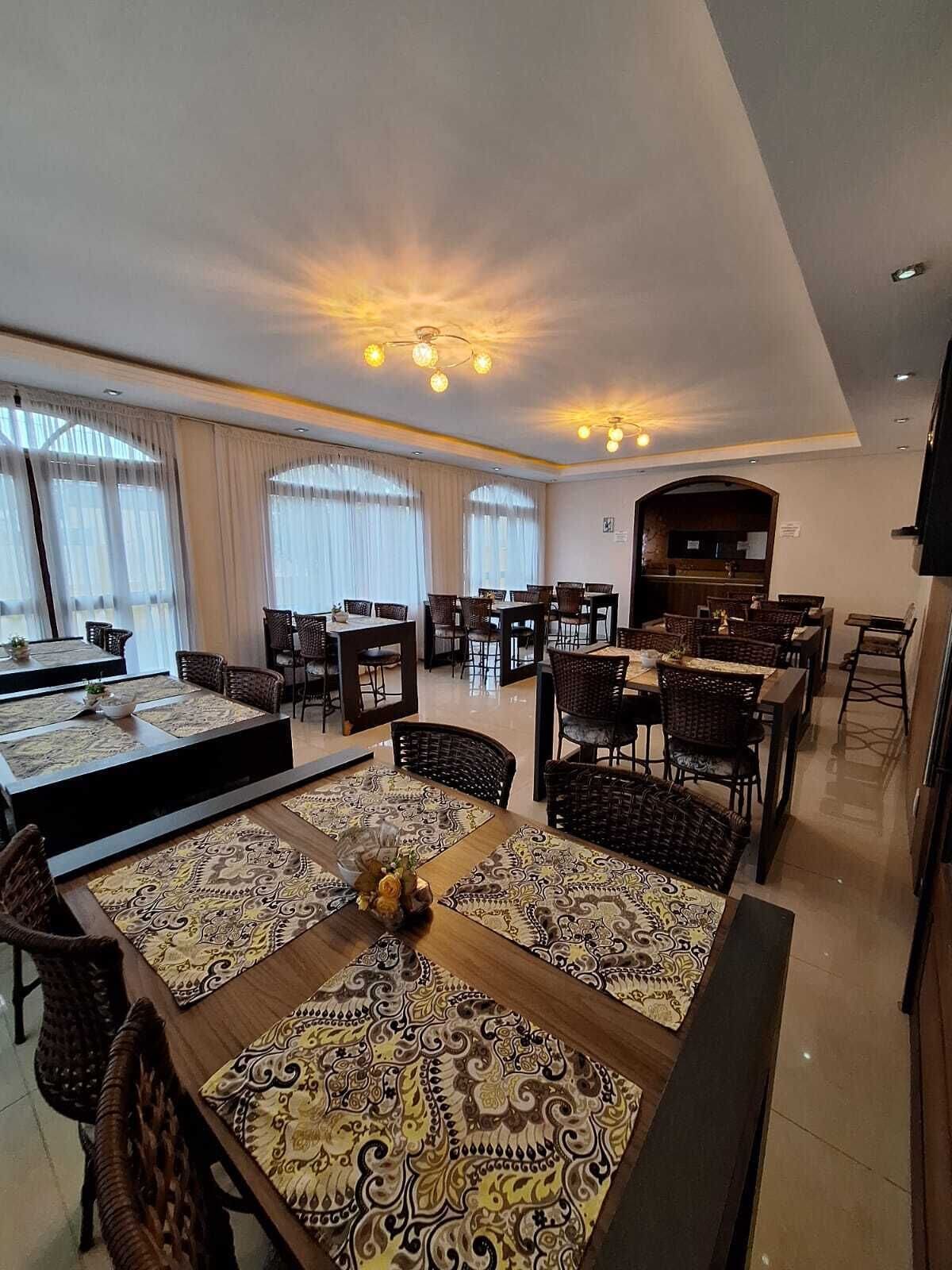 Café da manhã com buffet grátis todos os dias
