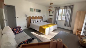 2 室のベッドルーム、旅行用ベビーベッド、WiFi (無料)、ベッドシーツ