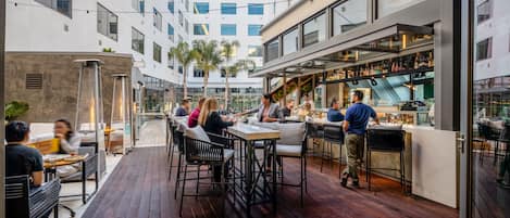 Bar de cocteles, con vista a la alberca, abre todos los días
