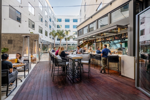 Bar de cocteles, con vista a la alberca, abre todos los días