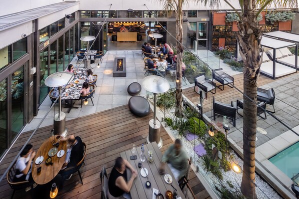 Bar junto a la piscina