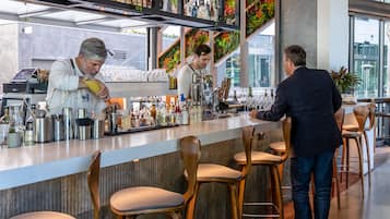 Cocktailbar, Blick auf den Pool, täglich geöffnet