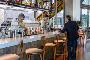 Cocktail bar, pool views, open daily - Shashi Hotel Mountain View Palo Alto (Mountain View)