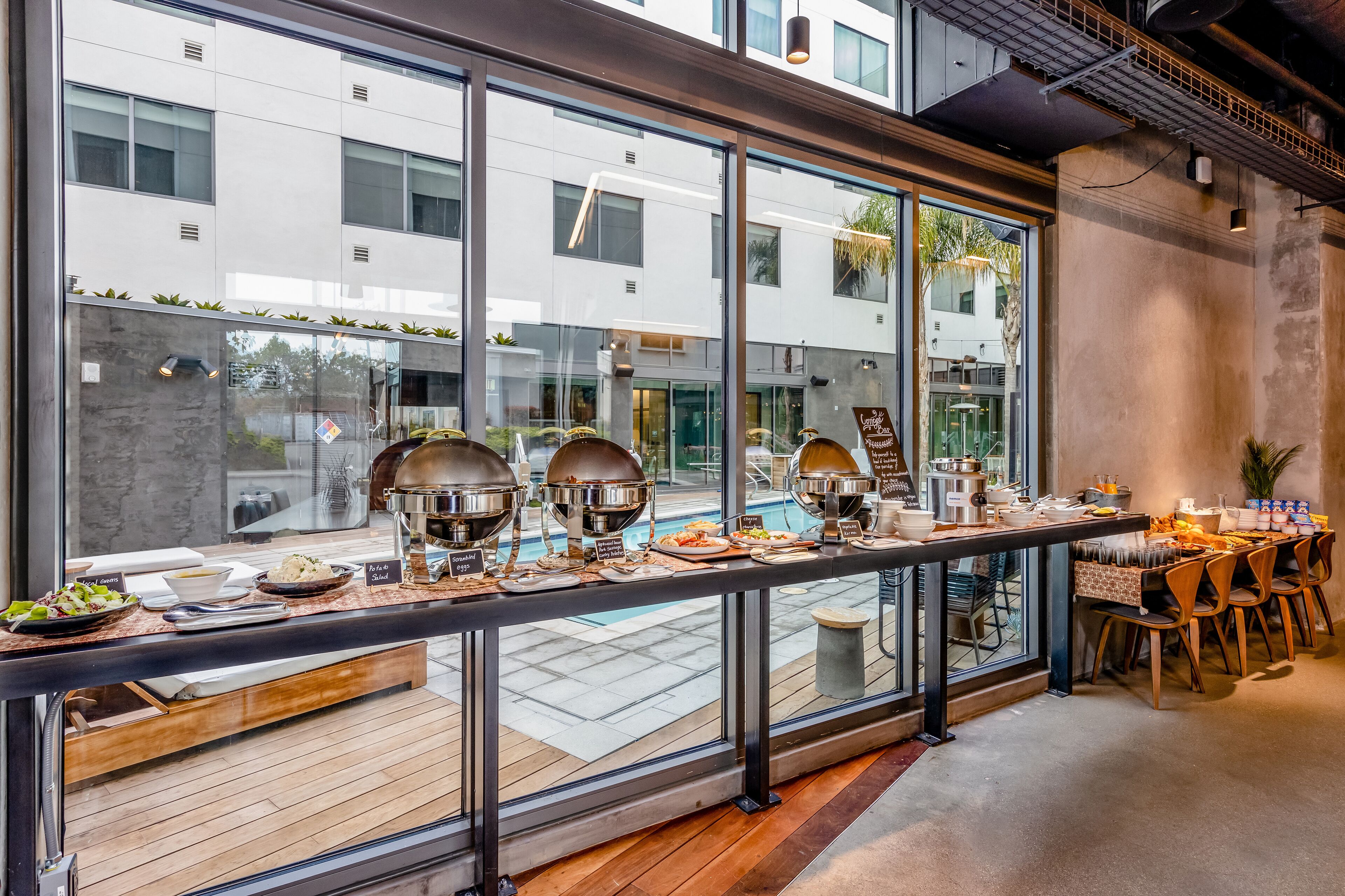 朝食 (オーダー形式)、毎日提供 (有料)