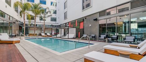 Piscine extérieure, chaises longues