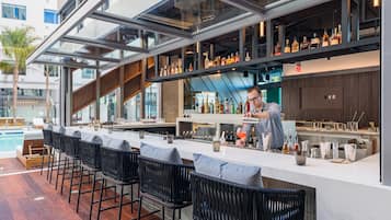 Bar de cocteles, con vista a la alberca, abre todos los días