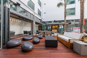 Een buitenzwembad, ligstoelen bij het zwembad