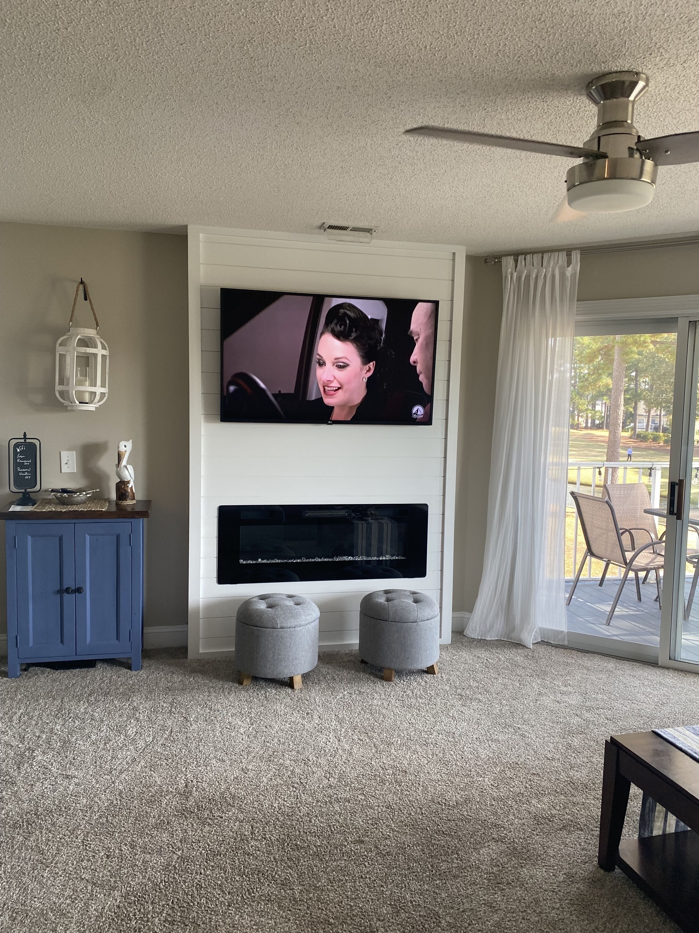 Smart TV, fireplace, books, stereo