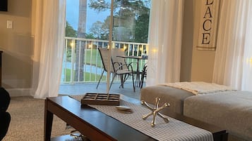 Een smart-tv, een open haard, boeken en een stereo