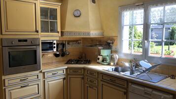 Fridge, stovetop, dishwasher, coffee/tea maker