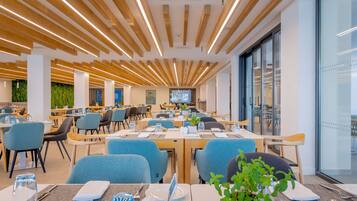 2 restaurants; breakfast, lunch and dinner served