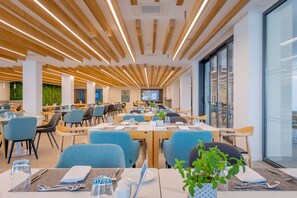 2 restauranter: frokost, lunsj og middag serveres