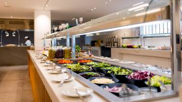 Petit déjeuner buffet servi tous les jours en supplément