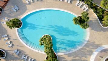 Piscine couverte, piscine extérieure