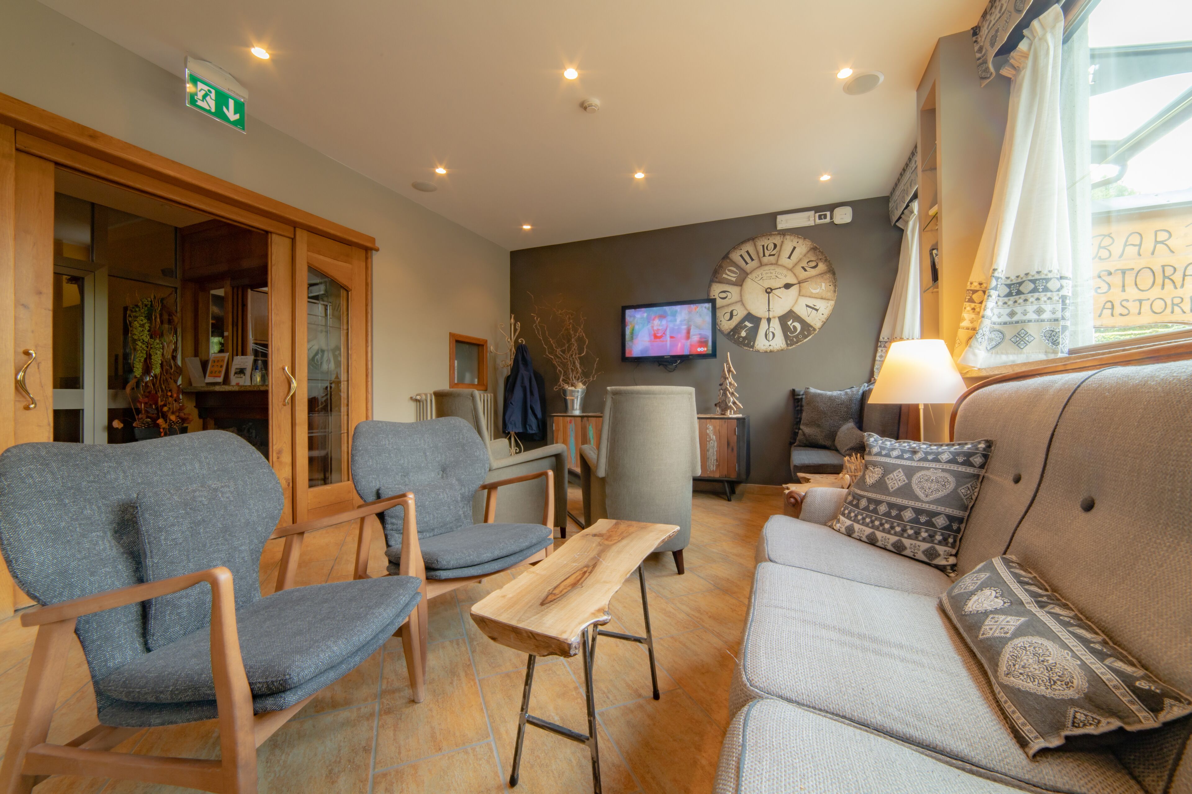 Lobby-lounge