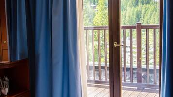 Desk, soundproofing, free WiFi, bed sheets