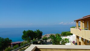A coastal building with a balcony overlooking the sea. - Tropea Mare Pace Club (Tropea)
