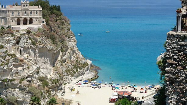 A coastal hotel with a beach, rocky cliffs, and a clear view of the sea. - Tropea Mare Pace Club (Tropea)