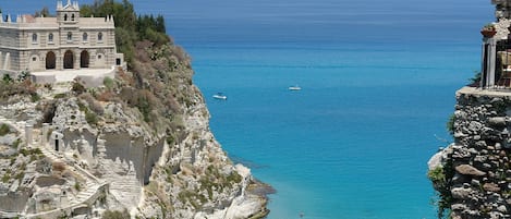 Una spiaggia nelle vicinanze