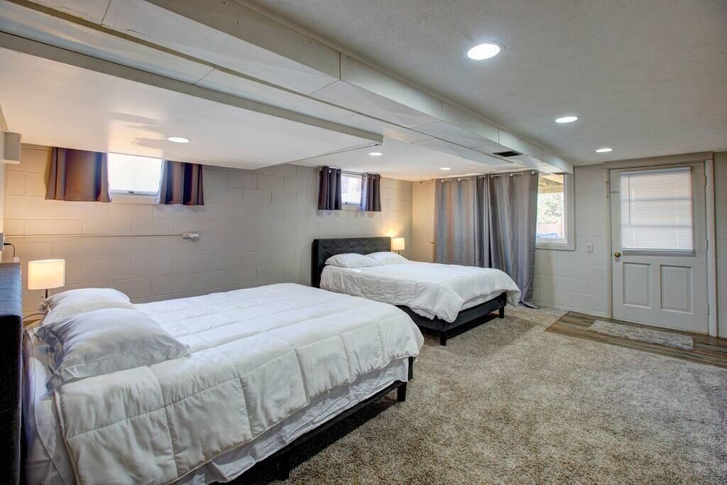 Walkout Basement Near Country Club!