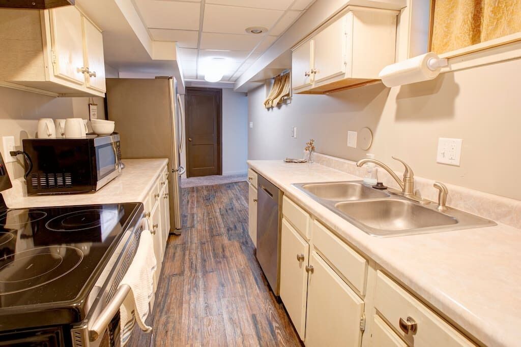 Walkout Basement Near Country Club!