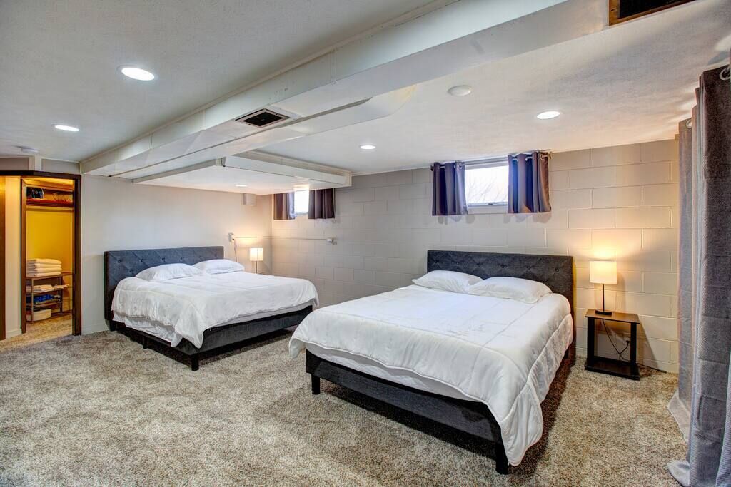 Walkout Basement Near Country Club!