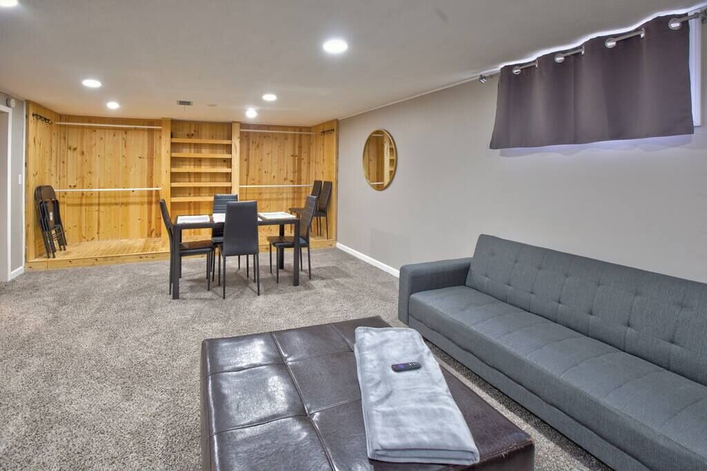 Walkout Basement Near Country Club!