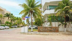L’entrée d’un hôtel, avec une enseigne indiquant « CASA DEL AR » et un panneau interdisant le stationnement.