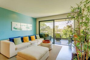 Televisión y oficina 