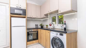 Mikrowelle, Ofen, Wasserkocher mit Kaffee-/Teezubehör, Wasserkocher