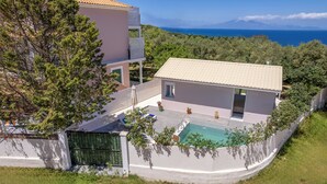 A two-story house with a swimming pool, surrounded by greenery and a view of the sea. - Soso's Garden Villa with Private Pool (Zakynthos)