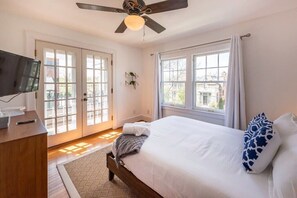 4 habitaciones, escritorio y tabla de planchar con plancha 