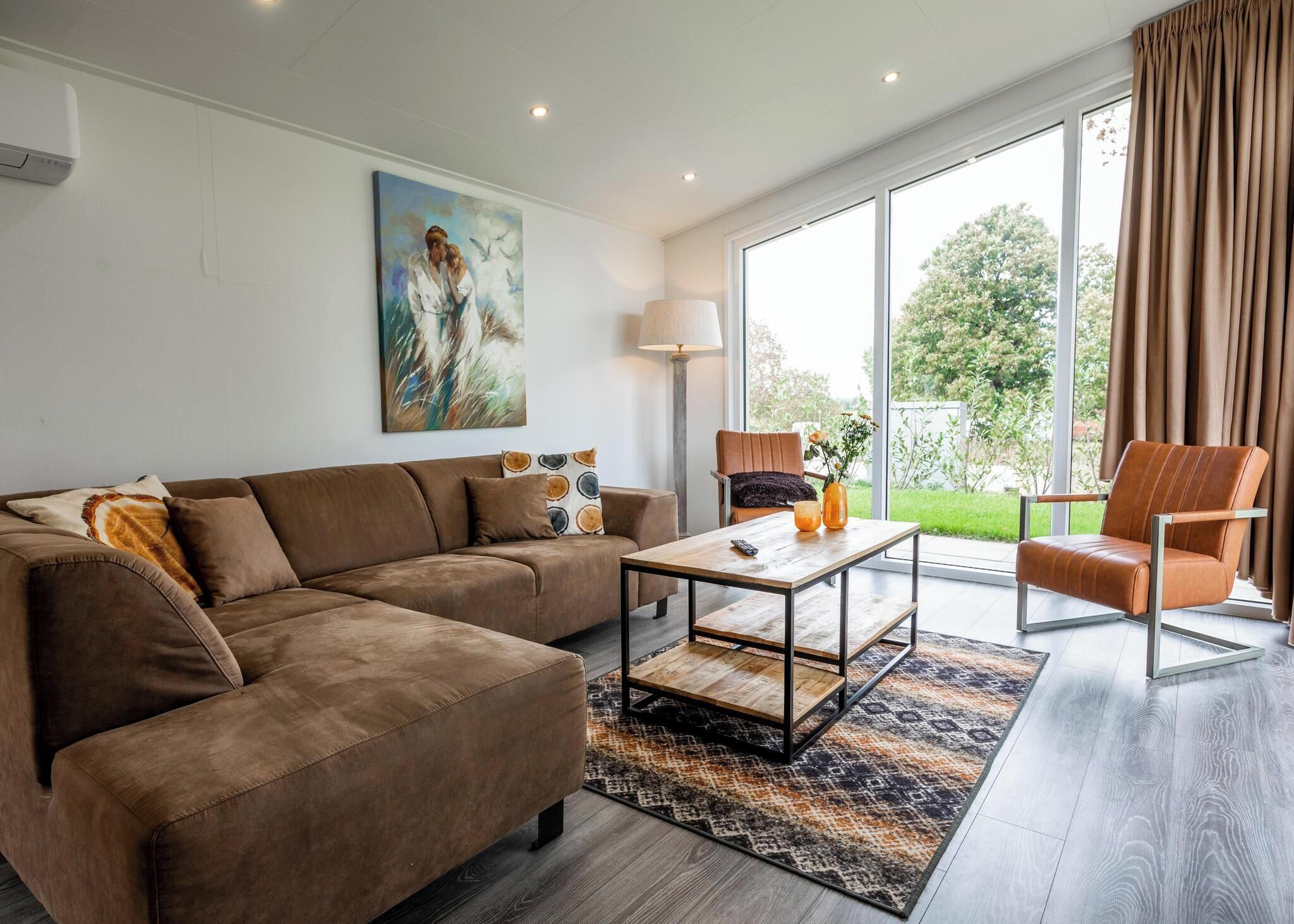 Een televisie en een open haard