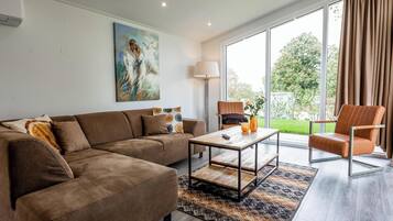 Een televisie en een open haard