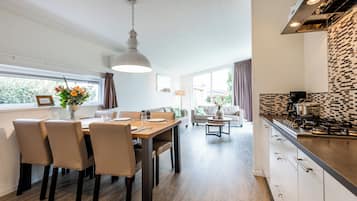 Jääkaappi, mikroaaltouuni, astianpesukone, kahvin-/teenkeitin