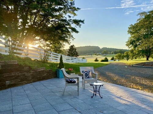 “The Suite”. at Chase Cottage - Private Entrance! Luxury accommodations. 