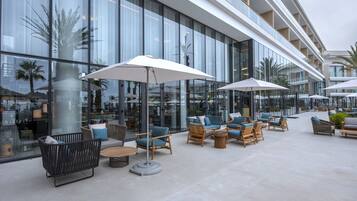 2 bars, bar en bord de piscine, bar de plage