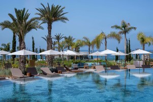 3 piscinas al aire libre, camas de piscina gratis, sombrillas