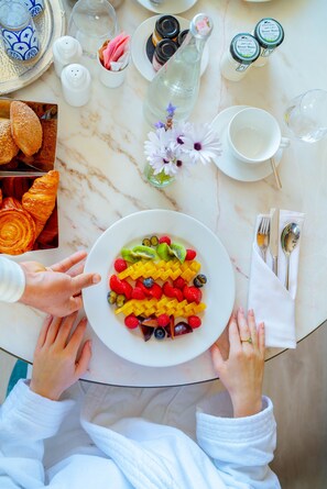 Daily buffet breakfast (MAD 250 per person)