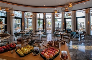 2 ristoranti; aperti a colazione, a pranzo e a cena