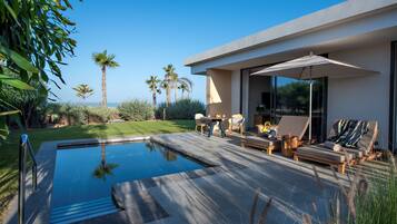 Executive suite, 1 kingsize bed, toegang tot zwembad | Luxe beddengoed, een minibar, een kluis op de kamer, een bureau