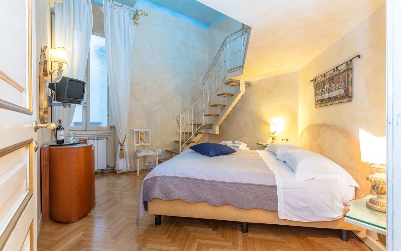 3 bedrooms, desk, Internet, bed sheets
