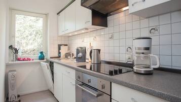 Een koelkast, een vaatwasser, een koffiezetapparaat/waterkoker